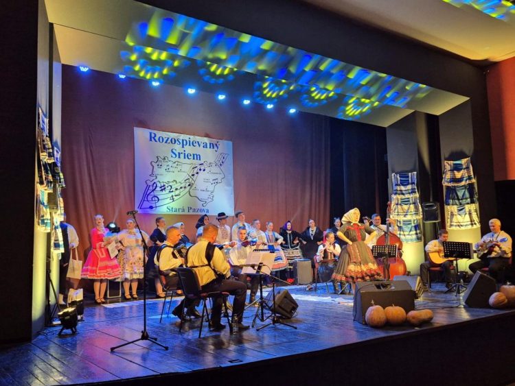 V staršej vekovej skupine zvíťazila Lyduška Kolárová z Erdevíka a dostala aj Cenu za autentickosť piesne