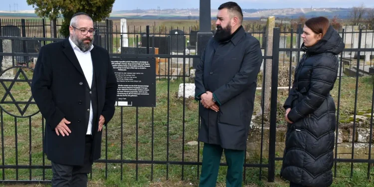 Návšteva upraveného cintorína v Šíde (Foto: Obec Šíd )