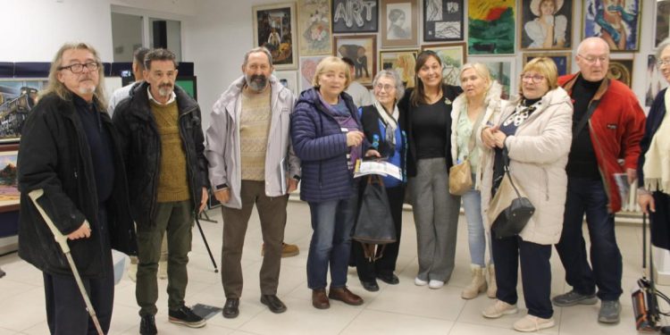 Časť výtvarných dejateľov zo Staropazovskej obce, ktorým sa práce dostali na pokrajinskú prehliadku (foto: Gordana Radišićová)