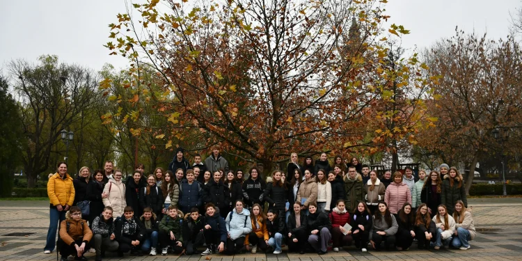 Spoločná fotografia účastníkov a organizátorov Stretnutia pod lipami v Kovačici