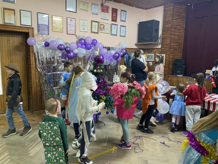 Zúčastnili sa aj maškarného plesu