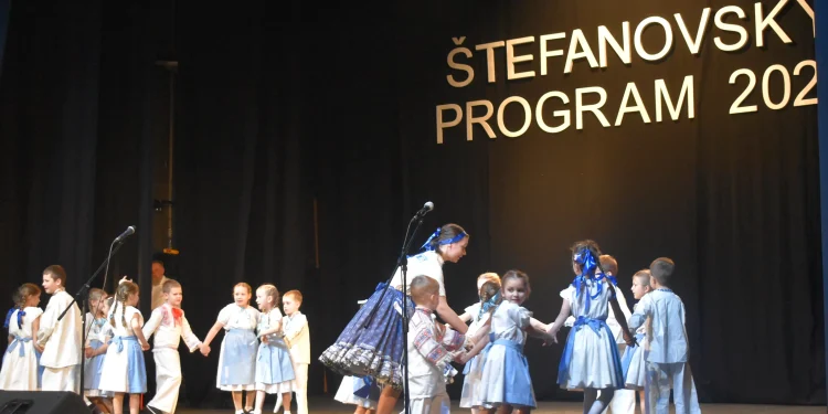 Mladšia tanečná skupina Bažalička oduševnila obecenstvo