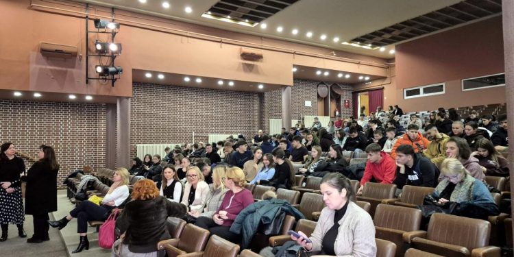 Žiaci, profesori a riaditelia troch staropazovských stredných škôl