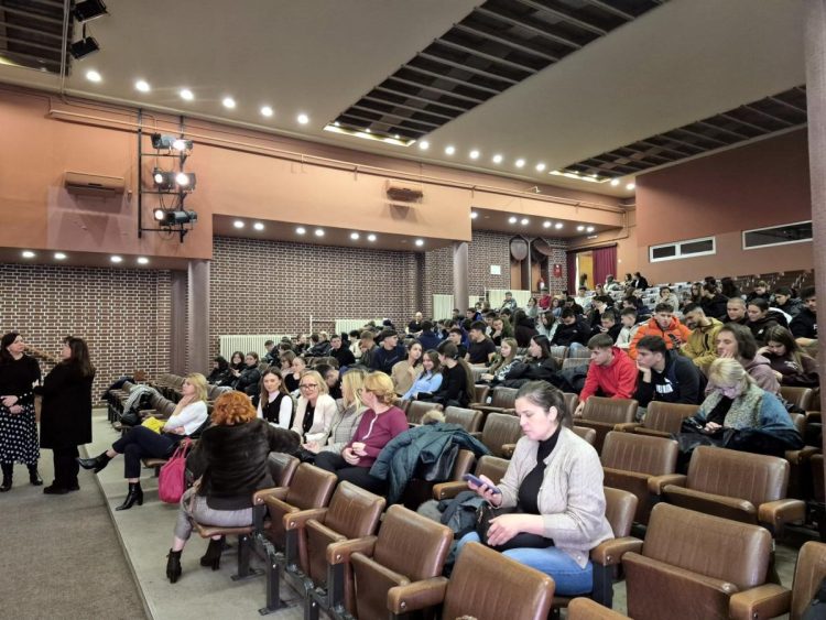 Žiaci, profesori a riaditelia troch staropazovských stredných škôl