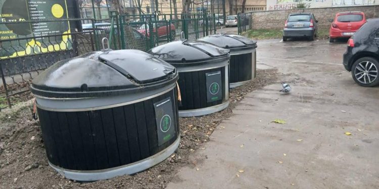 Postavené tri nové polopodzemné kontajnery na trhu (foto: VKP Čistoća Stará Pazova)