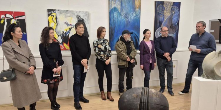 Z jedenástich autorov vernisáže sa zúčastnilo osem staropazovských akademických umelcov