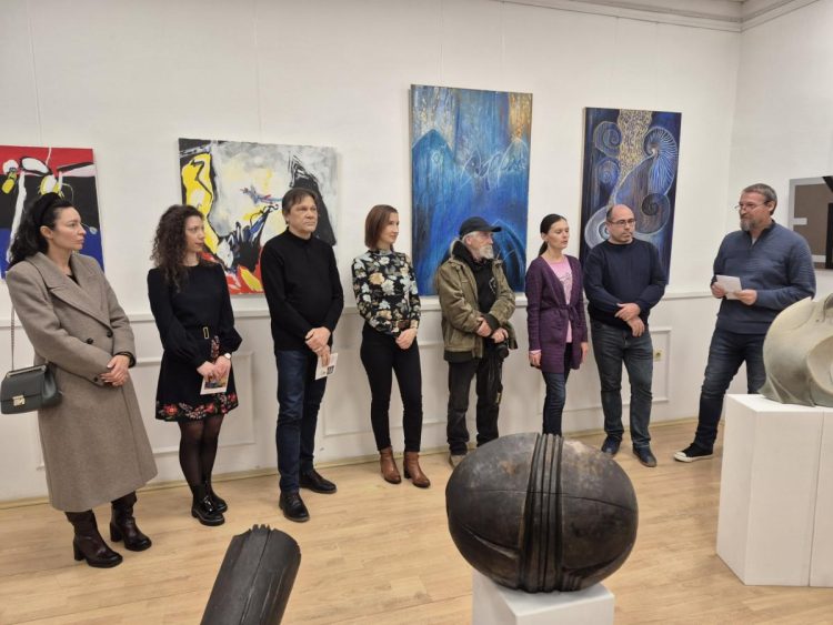 Z jedenástich autorov vernisáže sa zúčastnilo osem staropazovských akademických umelcov