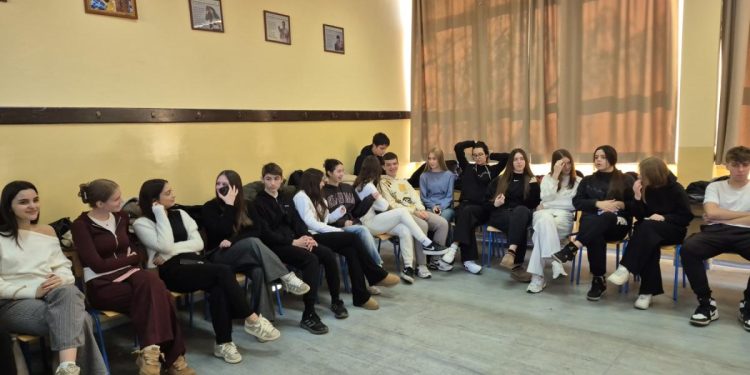 Žiaci tretieho a štvrtého ročníka, ktorí sa zúčastnili interaktívnej prednášky