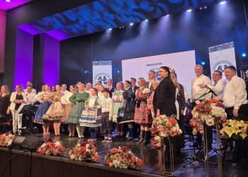 Spoločná fotografia účastníkov festivalu, po ktorom valčíky istotne dostanú na obľube