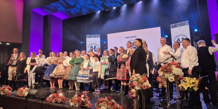 Spoločná fotografia účastníkov festivalu, po ktorom valčíky istotne dostanú na obľube