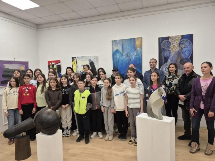 Spoločná so žiakmi základných škôl, ktorých na výstavy pravidelne privádzajú učitelia výtvarnej kultúry Zlatko Hric a Ivana Kerkezová