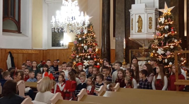 Vianočné básničky zarecitovali a piesne zaspievali deti, ktoré navštevujú Nedeľnú školu