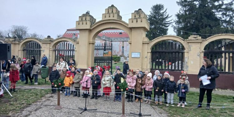 V programe Vianočných trhov vystúpili aj škôlkari – skupina Hviezdičky