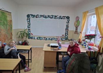 Sviatočne ozdobená učebňa v Slankamenských Vinogradoch (foto: Martina Fabryová)