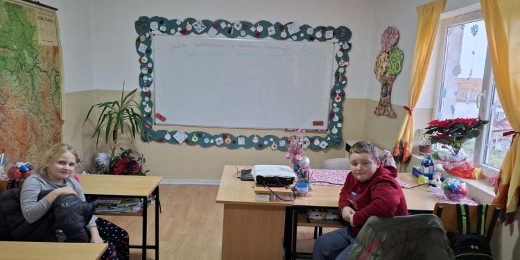 Sviatočne ozdobená učebňa v Slankamenských Vinogradoch (foto: Martina Fabryová)