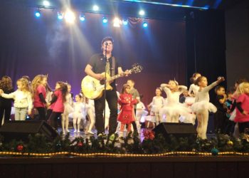 Moderátor Bane Rosić s účastníkmi programu (foto: z archívu Strediska pre kultúru Stará Pazova)