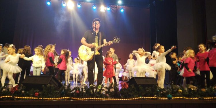 Moderátor Bane Rosić s účastníkmi programu (foto: z archívu Strediska pre kultúru Stará Pazova)