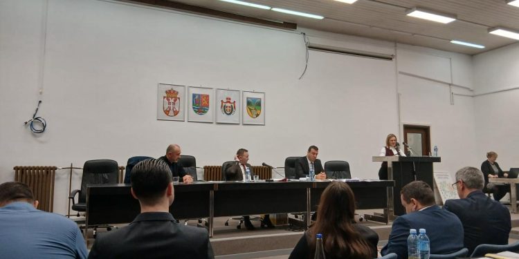 Zo schôdze lokálneho parlamentu v Petrovci: o práci VKP Komunalac hovorila riaditeľka Marína Sabová