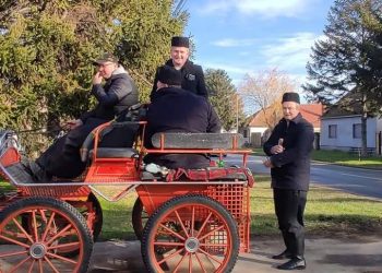 Pozývanie hostí na bál vlani bolo na koňoch (Foto: z archívu SKUS Slnečnica)