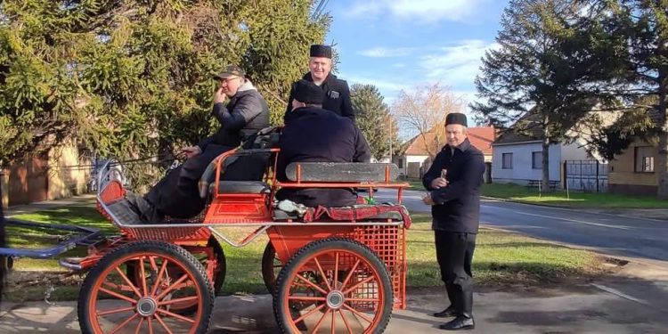 Pozývanie hostí na bál vlani bolo na koňoch (Foto: z archívu SKUS Slnečnica)