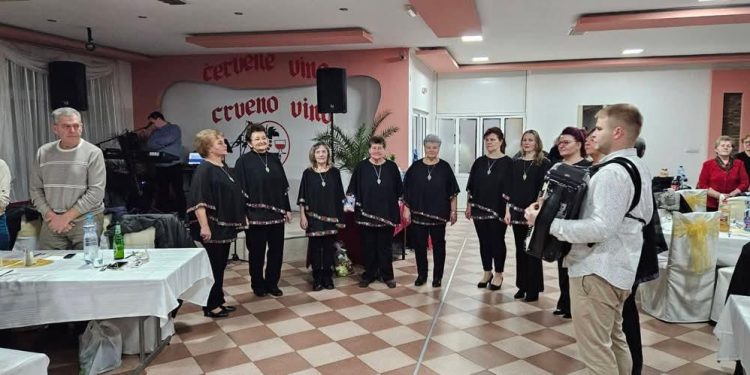 Vlaňajší bál odštartoval spevom ženskej speváckej skupiny Kovačičanky pod taktovkou Martina Torňoša