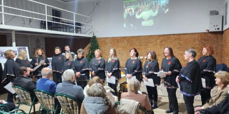 Členky ženskej speváckej skupiny Kovačičanky pod vedením Martina Torňoša