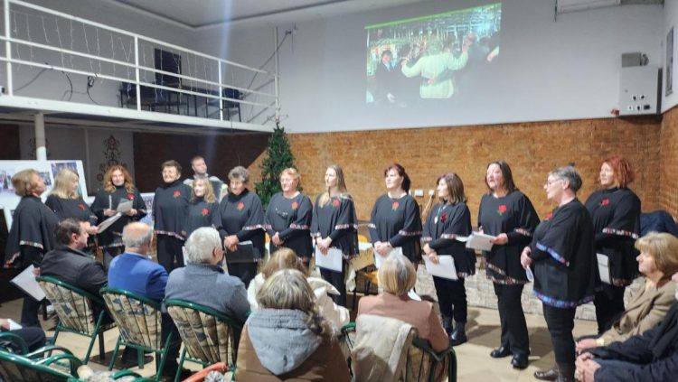 Členky ženskej speváckej skupiny Kovačičanky pod vedením Martina Torňoša