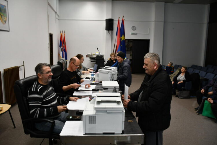 Okrem toho, že občania môžu podať žiadosti samostatne 
môžu aj prostredníctvom centra služieb lokálnej samosprávy na adrese Kollárova 6, Báčsky Petrovec alebo prostredníctvom pošty na adrese Kollárova 4, Báčsky Petrovec