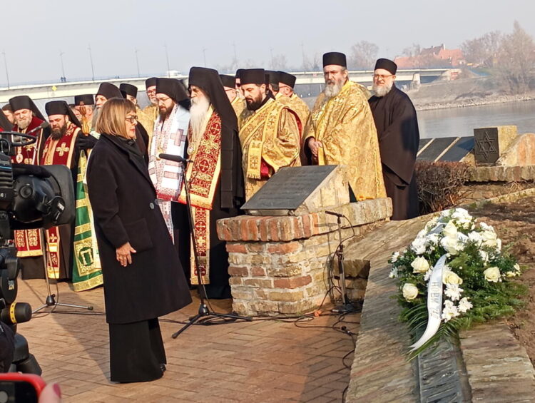Predstavitelia štátnych, pokrajinských, mestských, obecných a iných orgánov pri príležitosti pripomínania si 84. výročia Novosadskej razie