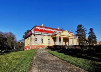 Budova Veľkého kaštieľa v Kulpíne po rekonštrukcii strechy