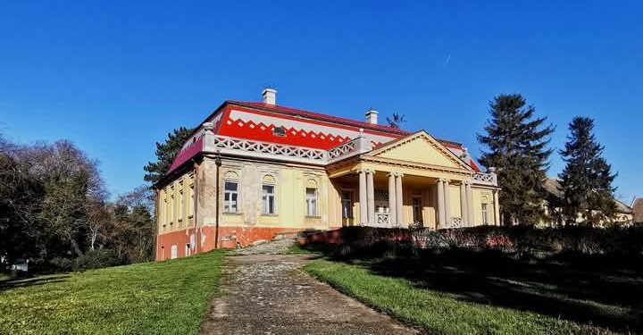 Budova Veľkého kaštieľa v Kulpíne po rekonštrukcii strechy