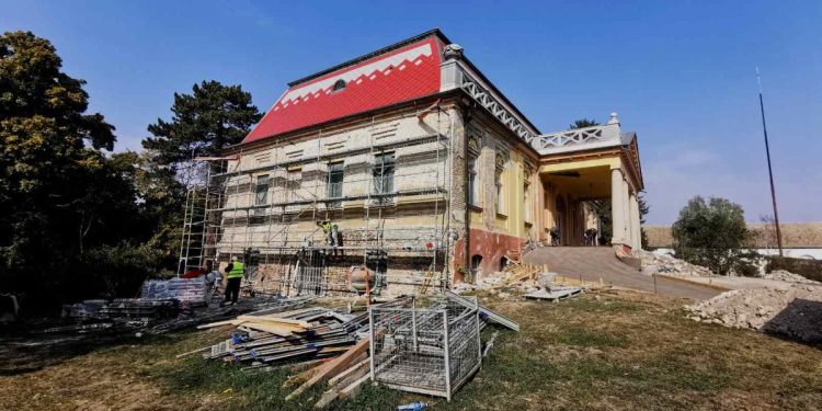 Aktuálne sa od septembra 2025 opravuje interiér budovy