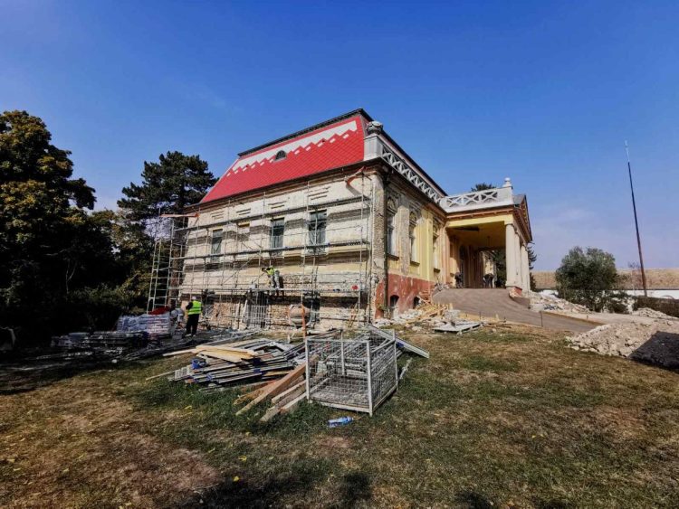 Aktuálne sa od septembra 2025 opravuje interiér budovy