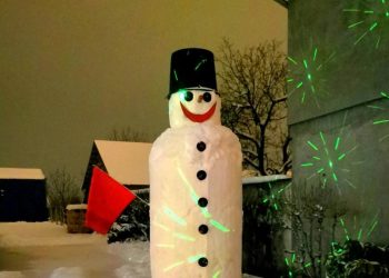 Snehuliak vo dvore u Plachtinskovcov si hrdo stojí (foto: z archívu D. Plachtinského)