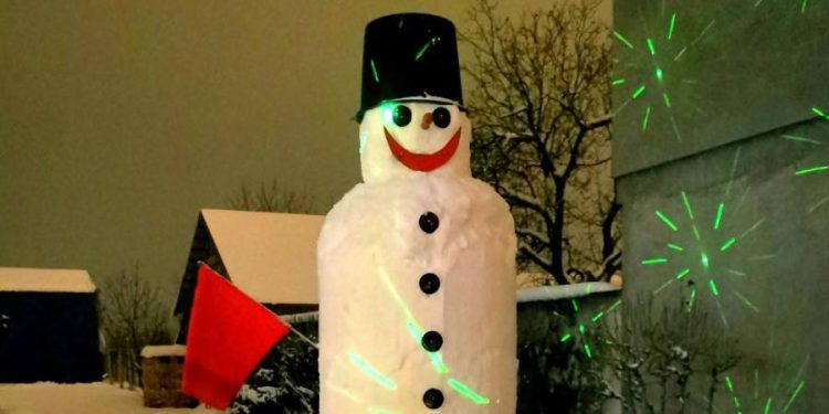 Snehuliak vo dvore u Plachtinskovcov si hrdo stojí (foto: z archívu D. Plachtinského)