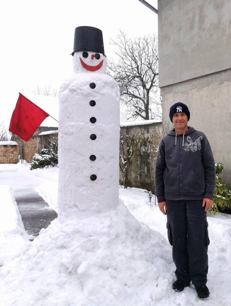 Dušan Plachtinský a jeho vydarený snežný výtvor (Foto: z archívu D. Plachtinského) 