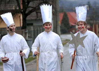 Na sviatok Troch kráľov a podľa ľudových zvykov chodia chlapci prezlečení za týchto troch kráľov po domoch; spievajú koledy a predvádzajú trojkráľovú hru chodením s hviezdou (Foto: Freepik)
