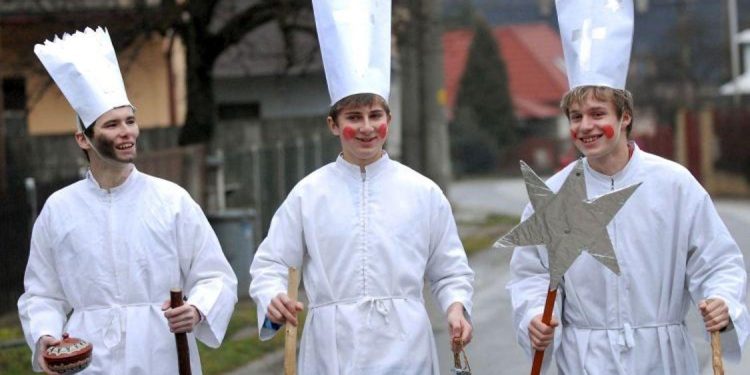 Na sviatok Troch kráľov a podľa ľudových zvykov chodia chlapci prezlečení za týchto troch kráľov po domoch; spievajú koledy a predvádzajú trojkráľovú hru chodením s hviezdou (Foto: Freepik)