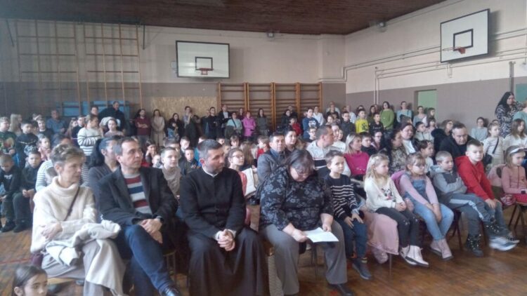 Žiaci nižších a vyšších ročníkov, ktorí navštevujú náboženstvo pravoslávnej viery pripravili príležitostný program