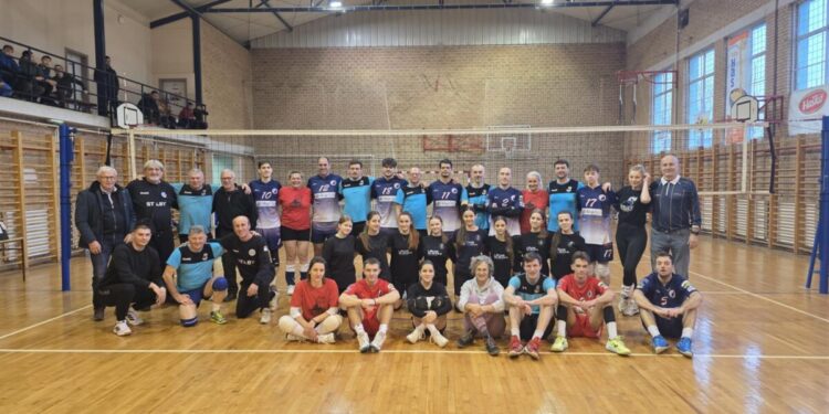 Hostitelia z VK Kulpín a ich hostia a priatelia rekreanti volejbalu z Belehradu (Foto: z archívu VK Kulpín)