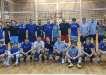 Kamaráti a súperi: mužstvá VK Kulpín a VK Petrovec s trénermi (Foto: z archívu VK Kulpín)