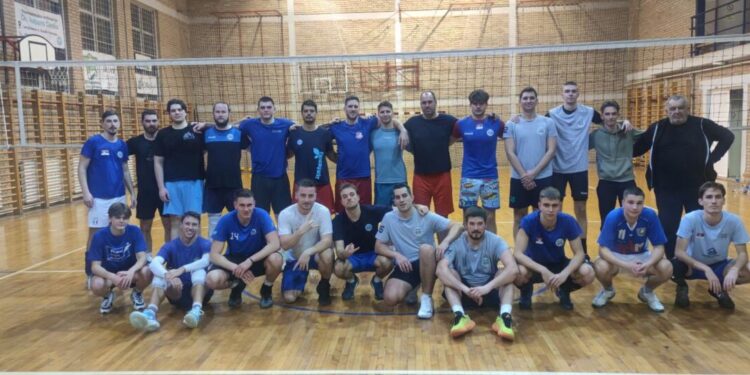 Kamaráti a súperi: mužstvá VK Kulpín a VK Petrovec s trénermi (Foto: z archívu VK Kulpín)