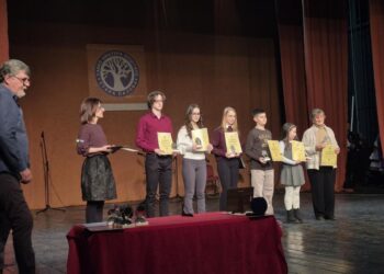 Odmenení zlatými plaketami a diplomami