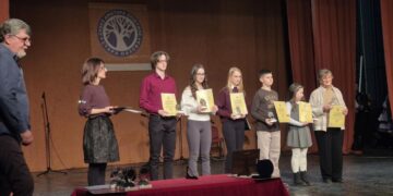 Odmenení zlatými plaketami a diplomami