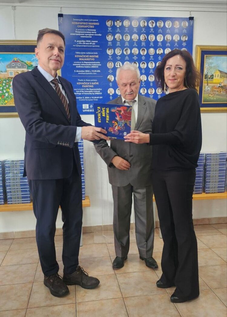 Pre kovačickú základnú školu knihy osobne prevzala riaditeľka školy Anička Bírešová