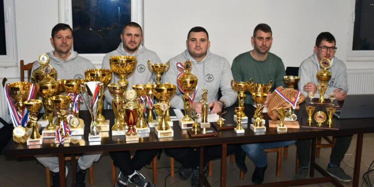 Predsedníctvo na výročnom zhromaždení rybárov