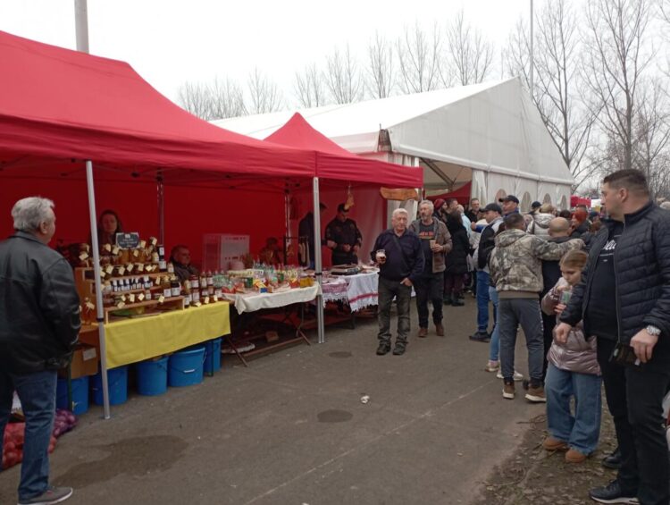 Okrem klobás sa návštevníkom ponúkajú aj iné dobroty