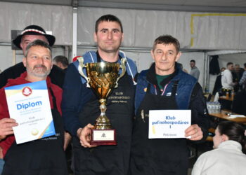 Tím Klubu poľnohospodárov 1 Báčsky Petrovec s pohárom