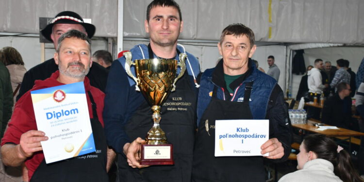 Tím Klubu poľnohospodárov 1 Báčsky Petrovec s pohárom