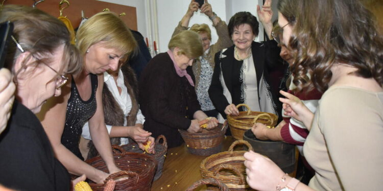 Vlani Kukuričné hody spestrila aj zábavná súťaž v mrvení kukurice
